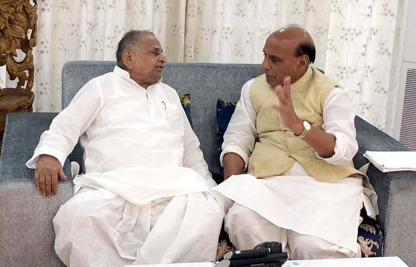राजनाथ सिंह के साथ मुलायम। (Photo- Indian Express Archive)