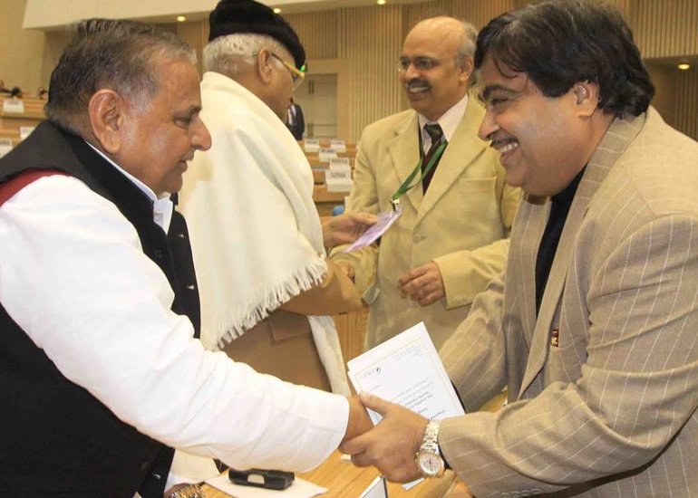 नितिन गडकरी के साथ मुलायम की यह तस्वीर साल 2010 की है। (Photo- Indian Express Archive)