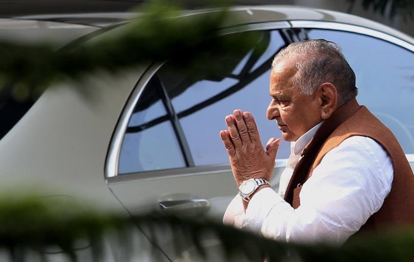 2019 में लोकसभा चुनाव के दौरान चुनाव आयोग को दिये अपने हलफनामे में मुलायम सिंह यादव ने बताया था कि उनके पास करीब 20 करोड़ रुपये की चल और अचल संपत्ति है। 