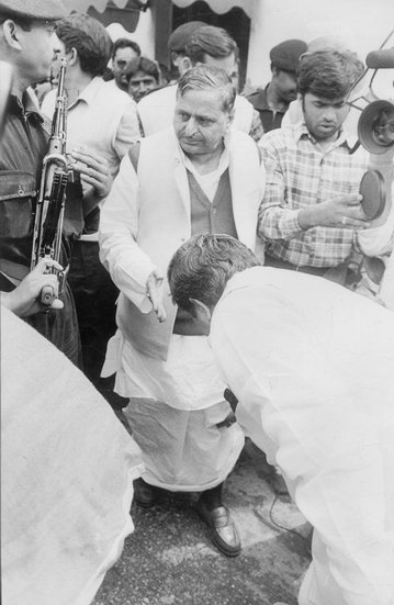 साल 1984 में मुलायम सिंह यादव पर हमला हुआ था। तारीख थी 4 मार्च। तब मुलायम इटावा में अपने किसी करीबी के यहां से लौट रहे थे। (Photo: Indian Express Archive)