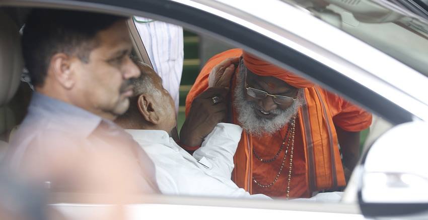 मुलायम का अभिवादन करते भाजपा सांसद साक्षी महाराज। (Photo- Indian Express Archive)