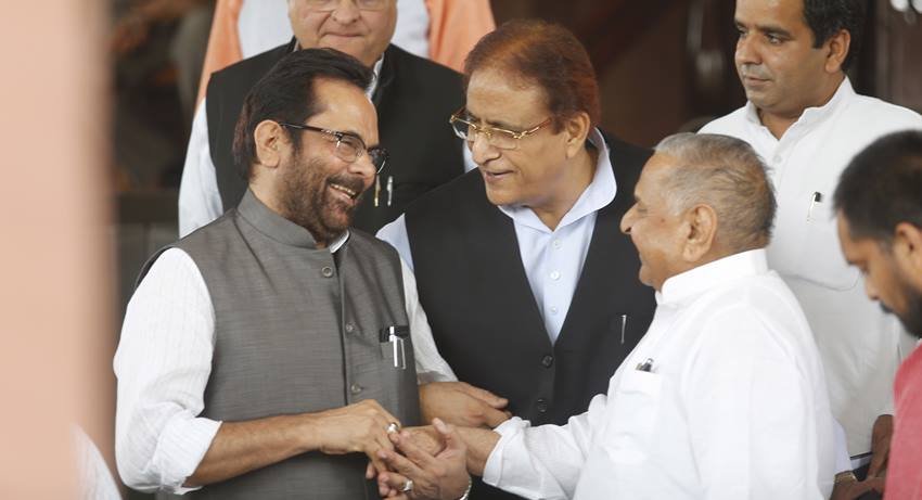 मुख्तार अब्बास नकवी के साथ मुलायम सिंह यादव। (Photo- Indian Express Archive)