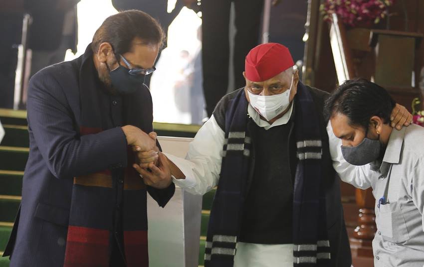 मुलायम सिंह यादव की शख्सियत उनकी राजनीतिक विचारधारा के दायरे में कभी नहीं बंधी। तमाम विरोधाभासों के बाद भी हर दल में उनके मित्र रहे। मुलायम ना सिर्फ एक मंझे हुए नेता थे बल्कि एक जिम्मेदार पारिवारिक शख्स भी रहे। (फोटो- इंडियन एक्सप्रेस आर्काइव)
