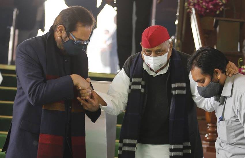 Mulayam Singh Yadav: मुलायम सिंह यादव 10 अक्टूबर को इस दुनिया को अलविदा कह गए। 82 साल जीने वाले मुलायम सिंह लगभग 55 सालों तक सक्रिय राजनीति में रहे। मुलायम से जुड़े कई राजनीतिक और गैर राजनीतिक मजेदार किस्से हैं। ऐसा ही एक किस्सा खुद मुलायम सिंह यादव ने अपने लोकसभा में सुनाया था। (Photo: Indian Express Archive)