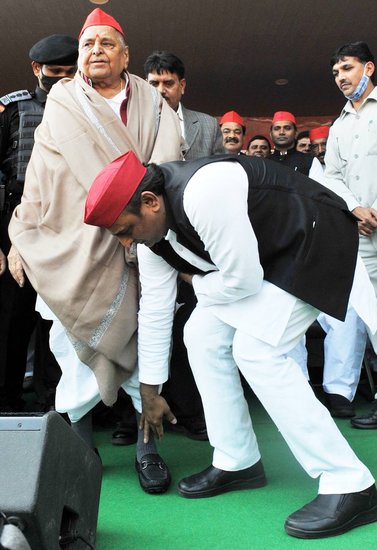 Mulayam Singh Yadav: सपा संस्थापक मुलायम सिंह यादव की तबीयत काफी खराब है। वह गुरुग्राम के मेदांता अस्पताल में भर्ती हैं। डॉक्टरों के मुताबिक उनकी सेहत चिंताजनक बनी हुई है। मुलायम के समर्थक उनके जल्द स्वस्थ होने की कामना कर रहे हैं। वैसे मुलायम पहले भी मौत के मुंह से बाहर निकल चुके हैं। (Photo: Indian Express Archive)