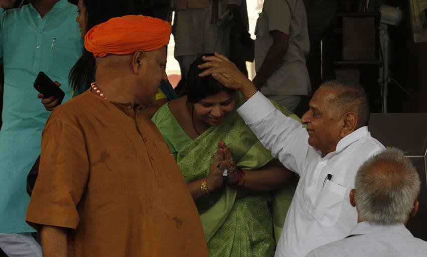 बीजेपी सांसद के सिरपर पर हाथ रख आशीर्वाद देते मुलायम। (Photo- Indian Express Archive)