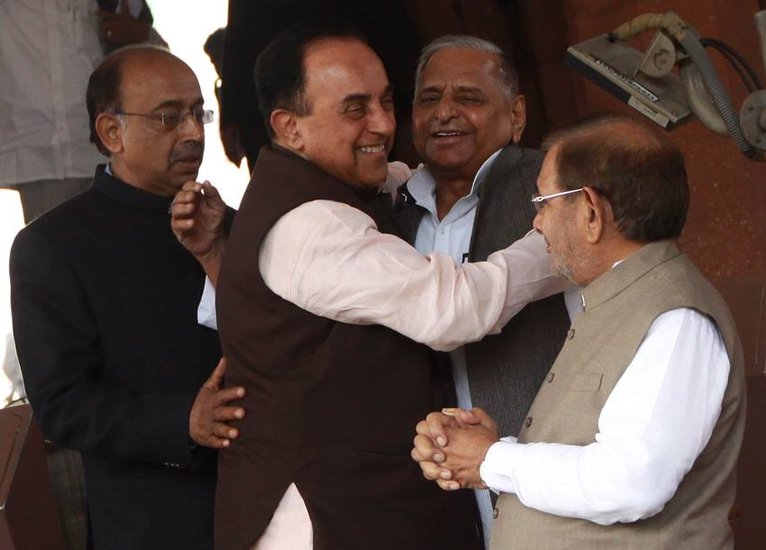 मुलायम सिंह ने अपनी बात को आगे बढ़ाते हुए कहा कि हमने पंचायत भी की है। एक एमएलए था, हमारी ही पार्टी का। अच्छा एमएलए था, वकील भी था। पत्नी को दबाकर रखता था। (Photo: Indian Express Archive)