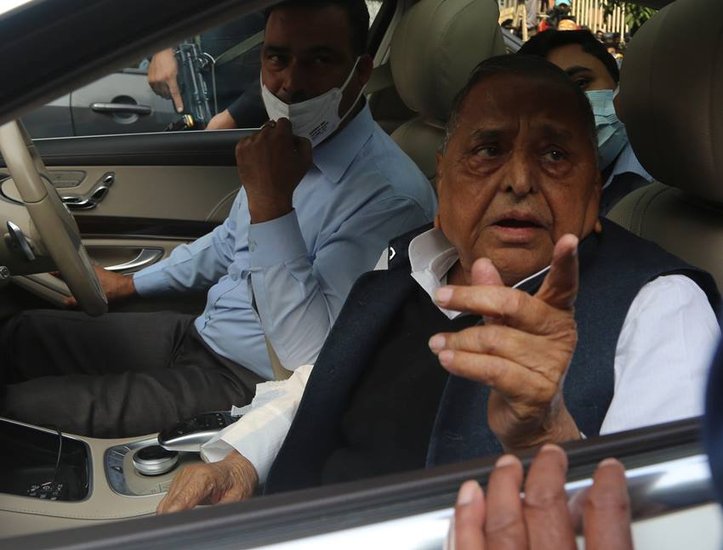 हमले का अंदेशा मुलायम को पहले से था। उन्होंने अपने सुरक्षाकर्मियों को हिदायत दे रखी थी कि अगर हमला होता है तो तुम लोग हल्ला कर देना कि नेताजी मर गए। (Photo: Indian Express Archive)