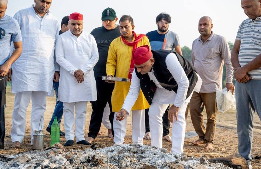 Mulayam Singh Yadav Family: दिवंगत मुलायम सिंह यादव का परिवार देश का सबसे बड़ा राजनीतिक कुनबा कहलाता रहा है। इस परिवार के सदस्य मुख्यमंत्री से केंद्रीय मंत्री तक रहे हैं। एक वक्त था जब लोकसभा में परिवार के 6 सदस्य मेंबर थे। हालांकि आज 26 साल बाद लोकसभा में इस परिवार का कोई सदस्य नहीं है। (Photo: Akhilesh Yadav twitter)