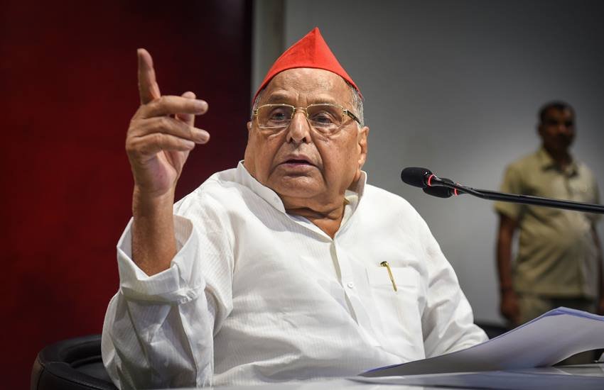 मुलायम सिंह के मुताबिक उन्होंने उस विधायक को बुलाया और डांटा। कहा कि मैं पार्टी से निकाल दूंगा, तब जाकर वह घर पर सोया। (Photo: PTI)