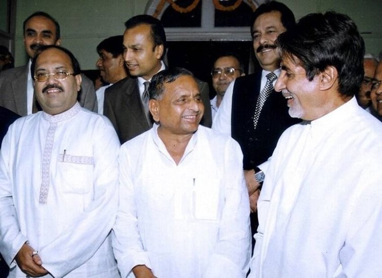 अमिताभ बच्चन के परिवार से भी मुलायम सिंह यादव की खास नजदीकी रही। अमर सिंह से मुलायम और अमिताभ की दोस्ती कराई थी।