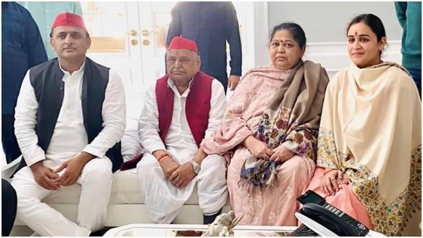 अपर्णा यादव भी सक्रिय राजनीति में हैं। हालांकि मुलायम उनके राजनीति में आने के भी खिलाफ थे। लेकिन पारिवारिक स्थितियां ऐसी बनीं कि अपर्णा को चुनाव लड़ना पड़ा। फिलहाल अपर्णा बीजेपी में हैं। (फोटो- अपर्णा यादव ट्विटर)