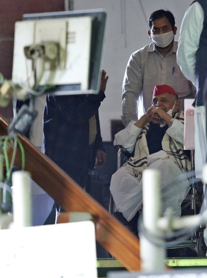 Mulayam Singh Yadav: तीन बार उत्तर प्रदेश के मुख्यमंत्री और एक बार देश के रक्षा मंत्री रह चुके मुलायम सिंह यादव पिछले कुछ दिनों से बहुत ज्यादा बीमार हैं। उन्हें गुरुग्राम में मेदांता अस्पताल के आईसीयू में रखा गया है। अखिलेश यादव (Akhilesh Yadav) और शिवपाल यादव (Shivpal Yadav) अस्पताल में ही डटे हुए हैं। मुलायम सिंह का स्वास्थ्य जानने के लिए तमाम लोग अस्पताल पहुंच रहे हैं। (Photo: Indian Express Archive)