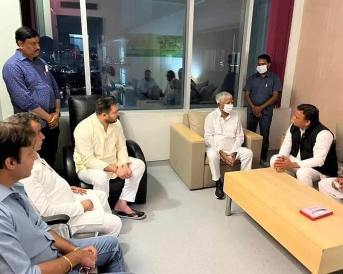 लालू प्रसाद यादव और तेजस्वी यादव काफी देर तक अस्पताल में रहे और अखिलेश से उनके पिता का कुशलक्षेम जाना।