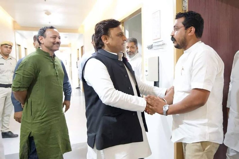 भीम आर्मी चीफ चंद्रशेखर आजाद ने भी गुरुग्राम पहुंच मुलायम सिंह का हाल चाल जाना। (Read Also: पैर छूने से गले मिलने तक, जब मुलायम सिंह यादव संग कुछ ऐसे नजर आए बीजेपी के नेता )
