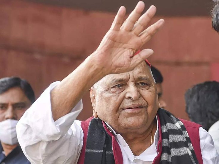 सोशल मीडिया में भी मुलायम सिंह यादव के समर्थक उनके स्वस्थ होने की दुआ मांग रहे हैं। मुलायम सिंह से जुड़े कई किस्से और कहानियां लोग सोशल मीडिया में शेयर कर रहे हैं। ऐसा ही एक किस्सा है जब मुलायम सिंह यादव ने एक बार राष्ट्रपति चुनाव में खुद अपने वोट की पर्ची फाड़ दी थी।