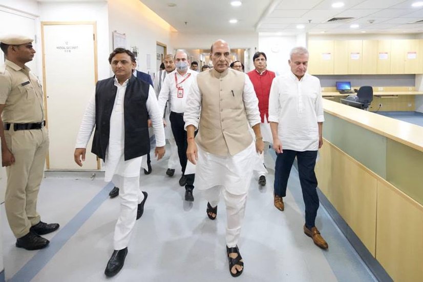 मौजूदा रक्षा मंत्री राजनाथ सिंह शुक्रवार को मुलायम का हाल लेने अस्पताल पहुंचे थे। यहां वह अखिलेश यादव से मिले और उनसे उनके पिता के स्वास्थ्य की जानकारी ली।