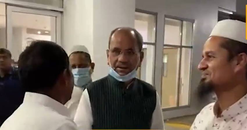 शुक्रवार को ही मोहम्मद इलियास नाम का एक दर्जी भी मेदांता अस्पताल पहुंचा और अखिलेश से मिलकर मुलायम सिंह यादव के लिए दुआएं मांगी।