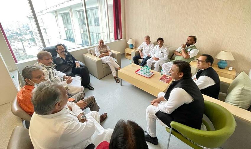 सहारा ग्रुप के चेयरमैन सुब्रत राय सहारा मुलायम सिंह के काफी घनिष्ठ रहे हैं। वह भी अस्पताल पहुंचे थे।