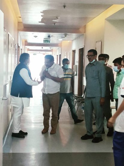 पिछले यूपी चुनाव में करहल विधानसभा सीट पर अखिलेश यादव के हाथों हारने वाले बीजेपी सांसद एसपी बघेल ने मुलायम सिंह का हाल चाल जाना।