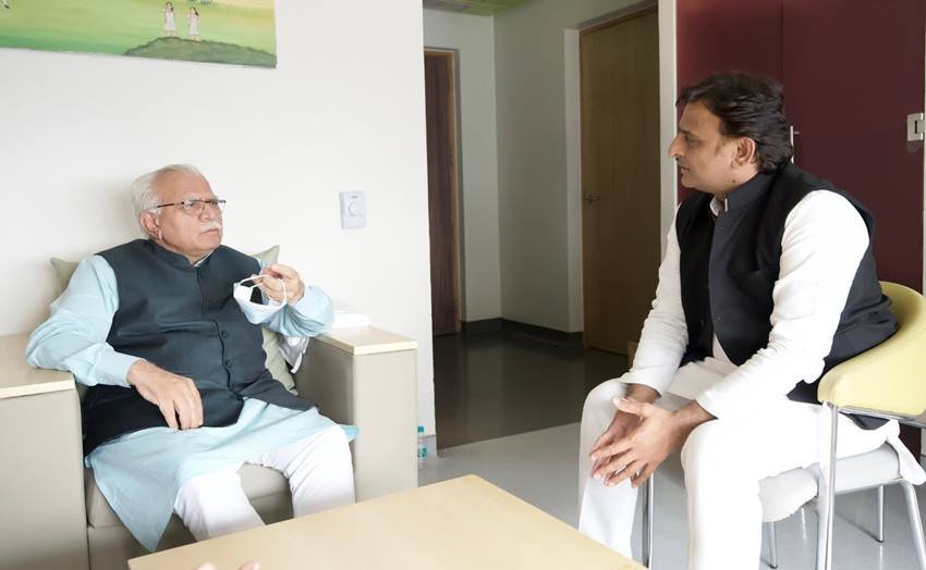 अखिलेश यादव से उनके पिता का हाल जानते हरियाणा के मुख्यमंत्री मनोहर लाल खट्टर। (Read Also: जब मुलायम ने राष्ट्रपति चुनाव में खुद फाड़ दी थी अपने वोट की पर्ची, जमकर हुआ था हंगामा)