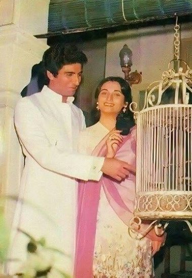 सलमा आगा भी पाकिस्तान की थीं। उन्होंने फिल्म निकाह से बॉलीवुड डेब्यू किया था लेकिन जल्द ही गुमनामी के अंधेरे में खो गईं।