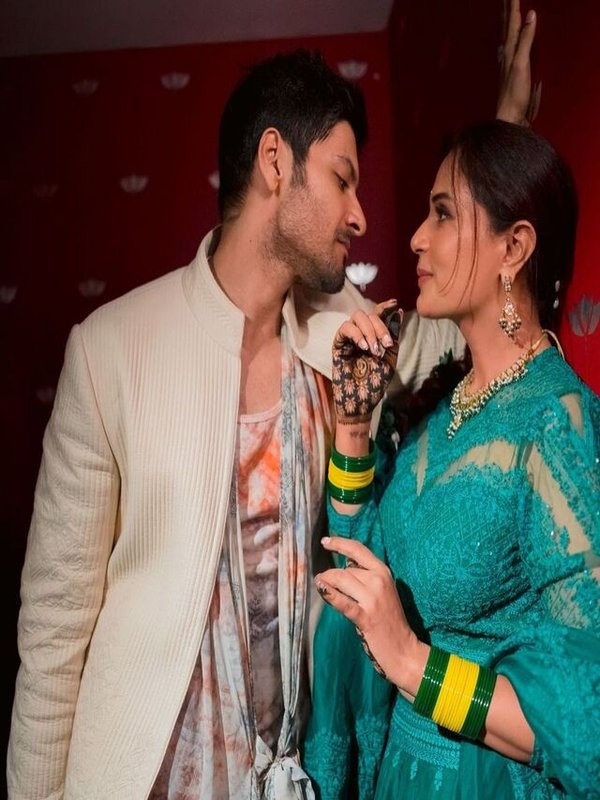 RICHA CHADHA AND ALI FAZAL ROMANTIC PHOTOS VIRAL