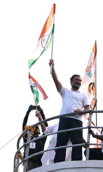 Rahul Gandhi: राहुल गांधी भारत जोड़ो यात्रा पर हैं। इन दिनों उनकी यात्रा कर्नाटक में है। कर्नाटक के चित्रदुर्ग में राहुल गांधी अचानक 80 फीट ऊंची पानी की टंकी पर चढ़ गए और तिरंगा फहराने लगे। (Photo: Special arrangement)