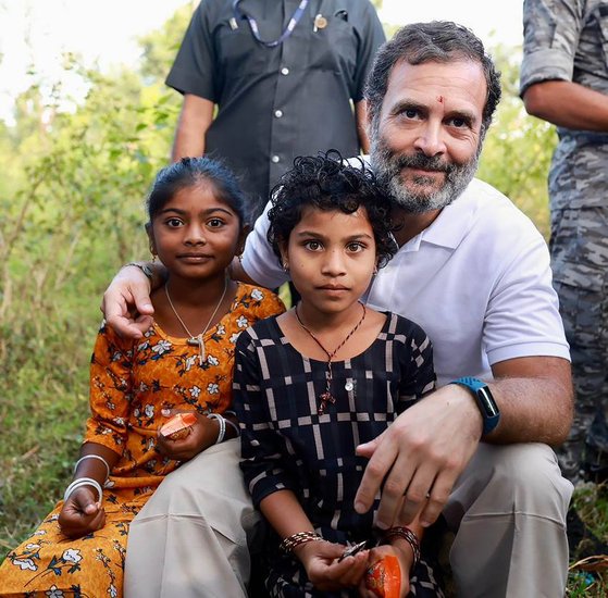 बच्चों के साथ राहुल गांधी।