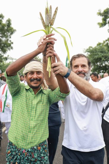 भारत जोड़ो यात्रा में आए किसान के साथ राहुल गांधी। (All Photos: PTI)