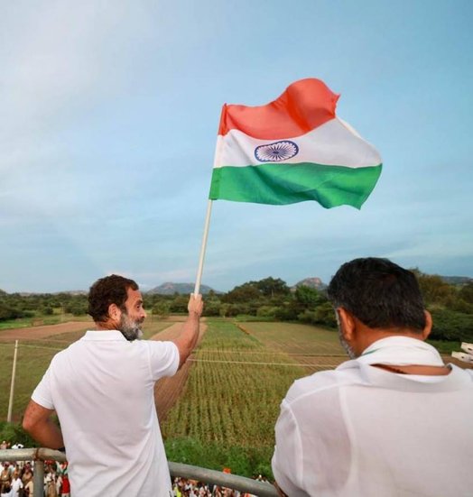 राहुल गांधी के पीछे-पीछे कांग्रेस के और नेता भी टंकी पर चढ़े। टंकी पर राहुल गांधी की तस्वीर खूब वायरल हुई। वैसे इससे पहले भी भारत जोड़ो यात्रा से राहुल गांधी के अलग-अलग रंग देखने को मिले हैं। आइए डालते हैं एक नजर (Photo: Special arrangement):