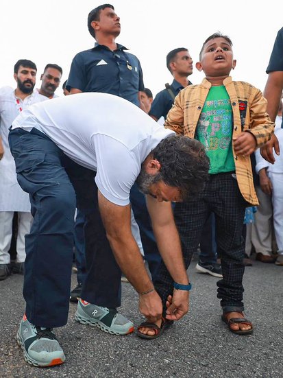 राहुल गांधी के साथ चलते-चलते बच्चे का चप्पल खुल गया था। राहुल ने खुद उस बच्चे की चप्पल बांधी।
