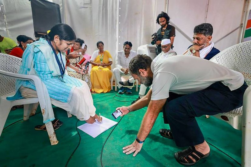 आंगनबाड़ी कार्यकर्ता के साथ यूं नजर आए राहुल गांधी।