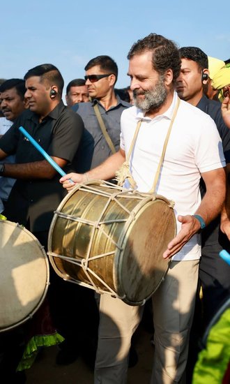 इस मौके पर राहुल गांधी ढोल बजाते दिखे।