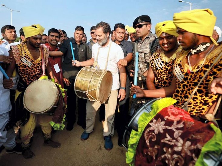 राहुल गांधी ने कलाकारों के ढोल को अपने पास लिया और थाप भी दी। (Photo: PTI)