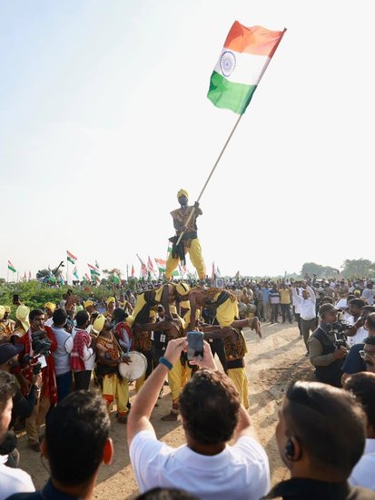 राहुल गांधी ने लोकल कलाकारों का कलाकारी को अपने मोबाइल के कैमरे में कैद किया।