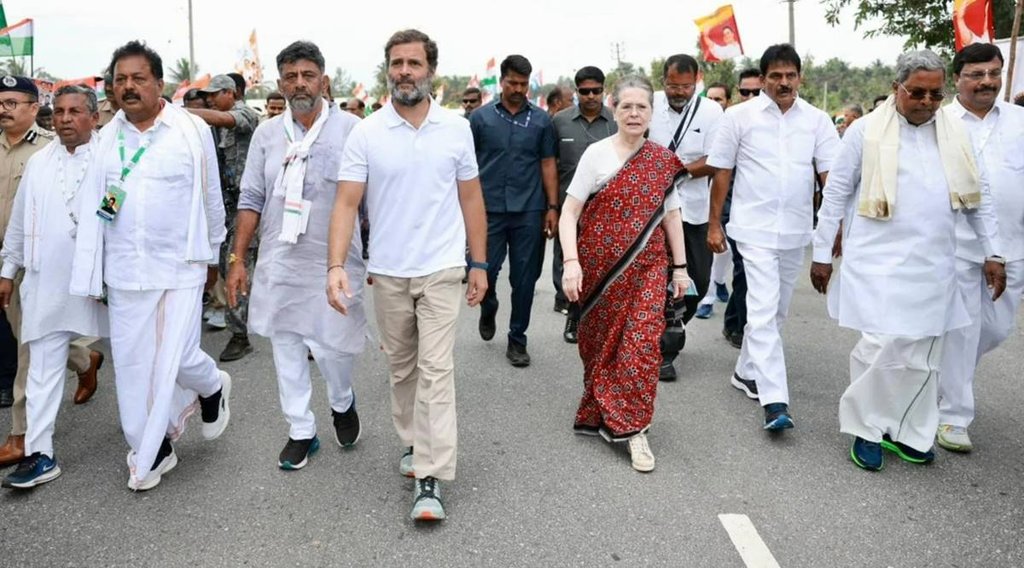Rahul Gandhi With Sonia gandhi Viral Photo| Rahul Gandhi| Rahul Gandhi Photo| Rahul Gandhi|