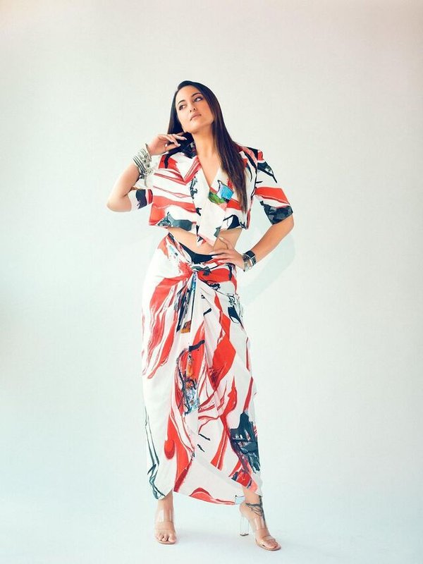 SONAKSHI SINHA IN LUNGI STYLE