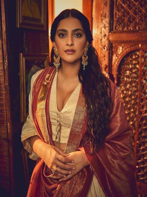 SONAM KAPOOR IN ETHNIC LOOK