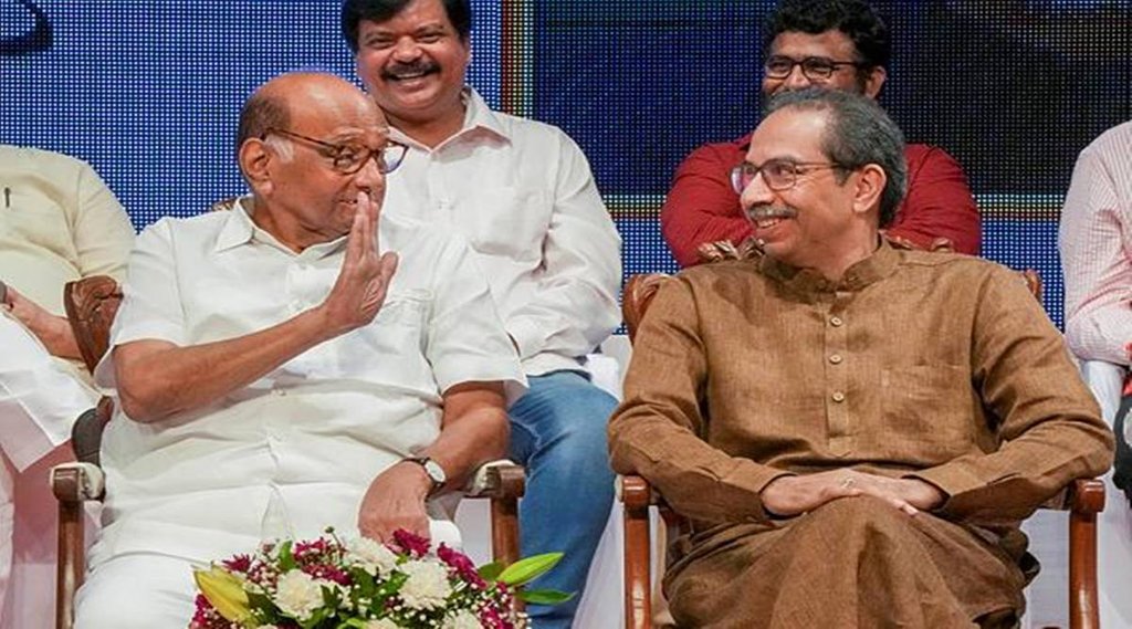 13 अक्टूबर 2022 को मुंबई में एनसीपी नेता छगन भुजबल के 75वीं जन्म समारोह पर एनसीपी चीफ शरद पवार और शिवसेना (उद्धव बाला साहब ठाकरे) के मुखिया उद्धव ठाकरे। (पीटीआई फोटो)