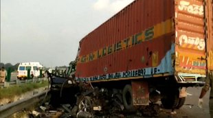 uttar pradesh, Four killed as container truck hits BMW, Purvanchal Expressway