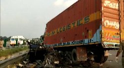 Purvanchal Expressway: बारिश में धंसी सड़क पर हादसा, कंटेनर और BMW की भिड़ंत में चार मरे