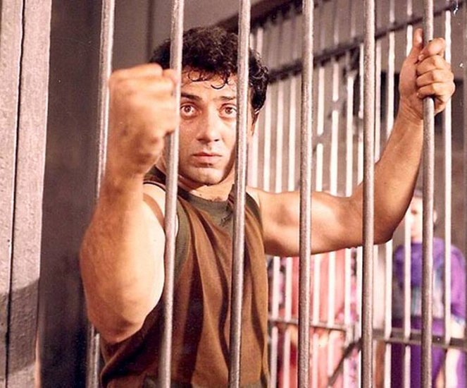 Sunny Deol: सनी देओल बॉलीवुड के सुपरस्टार एक्टर हैं। पिछले करीब चार दशक से वह फिल्मों में एक्टिव हैं। हालांकि पिछले कुछ सालों में सनी ने फिल्में बहुत कम कर दी हैं। सनी देओल की पहचान एक एक्शन हीरो के तौर पर है। उन्होंने घायल और घातक जैसी दर्जनों फिल्मों में एक्शन रोल्स से फैंस का प्यार हासिल किया।