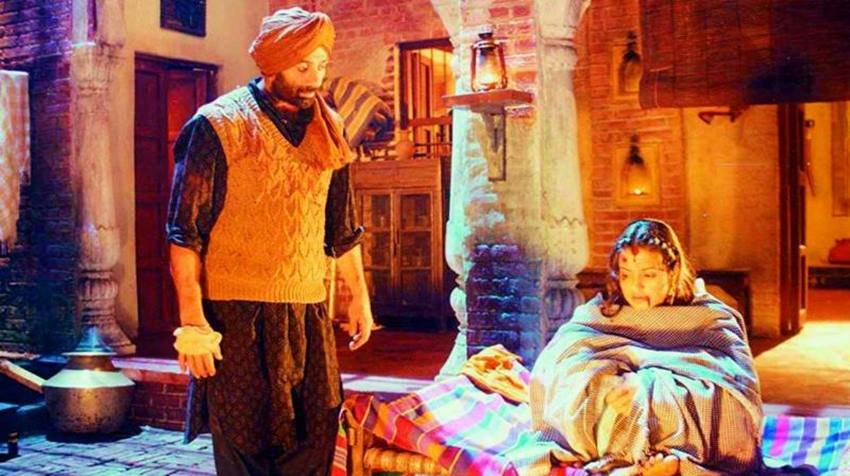 Gadar: फिल्म गदर एक प्रेम कथा में सनी देओल का रोमांटिक अंदाज दिखा था। फिल्म में वह अपने प्यार के लिए सीमा पार कर पाकिस्तान चले जाते हैं। फिल्म ब्लॉकबस्टर साबित हुई थी।