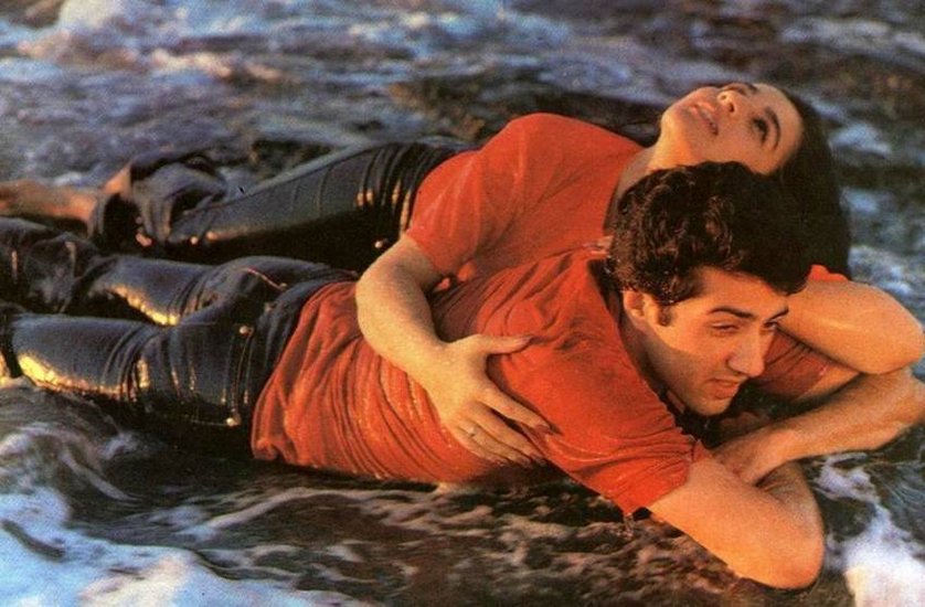 Betaab:  वैसे सनी देओल की एंट्री एक रोमांटिक हीरो के तौर पर ही हुई थी। उनकी पहली ही फिल्म बेताब में उनका किरदार रोमांटिक था। 