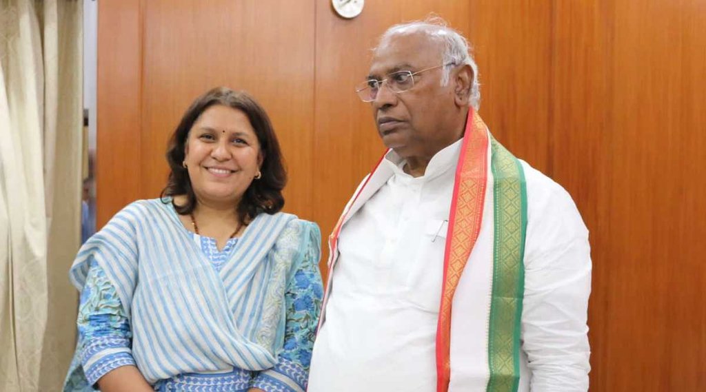 कांग्रेस के नए अध्यक्ष मल्लिकार्जुन खड़गे के साथ सुप्रिया श्रीनेत (फोटो सोर्स- सुप्रिया श्रीनेत/ट्विटर)