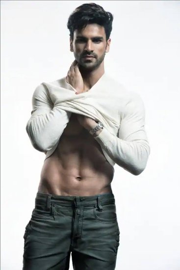 Vivek Dahiya: चंडीगढ़ से स्कूलिंग करने के बाद विवेक दहिया इंग्लैंड चले गए और वहां पर लिसेस्टर की डी मोंटफोर्ट यूनिवर्सिटी से स्नातक किया।  
