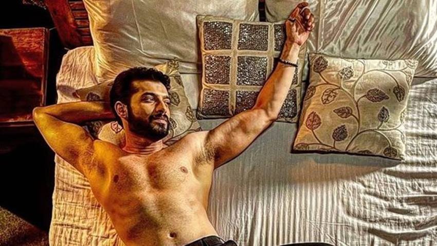 Sharad Malhotra: एक्टर शरद मल्होत्रा ने न्यूयॉर्क फिल्म एकेडमी से एक्टिंग में डिप्लोमा कोर्स किया है। इससे पहले उन्होंने कोलकाता से अपनी पढ़ाई पूरी की थी।
