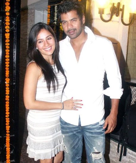 Shabbir Ahluwalia: टीवी के पॉपुलर शो कहीं तो होगा में शब्बीर अहलूवालिया ने नेगेटिव किरदार निभा खूब शोहरत हासिल की थी। शब्बीर अहलूवालिया की रियल लाइफ पत्नी कांची कौल हैं। कांची भी एक्ट्रेस हैंं।