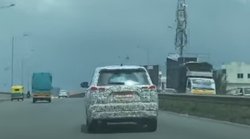 Toyota Innova Hycross टेस्टिंग के दौरान हुई स्पॉट, जानें संभावित लॉन्च डेट के साथ फीचर्स और स्पेसिफिकेशन